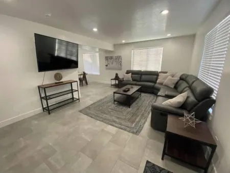 Canyons Lounge… TV, Wifi, Parking, + More! Отели рядом с достопримечательностью «Китайски ресторант "Китайски квартал"»