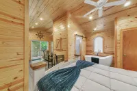 Pam's Treehouse Cabin #3 - Cozy Cabin Right on a Creek!