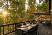 Bailey Treetop Retreat: Spacious, Hot Tub, Pool Table, Yoga, Family, Views