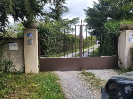 8-person house with pool and jacuzzi, 5 minutes from apt. Отели в г. Апт