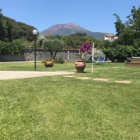 Relaxation with Jacuzzi and Pool between Pompeii and Capri Отели в г. Треказе