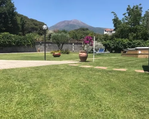 Relaxation with Jacuzzi and Pool between Pompeii and Capri Hotels in Trecase