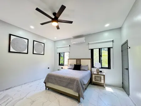 Spacious 4-bedroom house with private pool AC in welcoming in Roatan Honduras