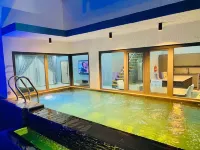 Penthouse Suite with private rooftop infn pool & Stunning cinema room