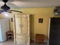 Make yourself at home in this delightful 1-bedroom Lehigh Acres retreat. 리하이에이크 호텔