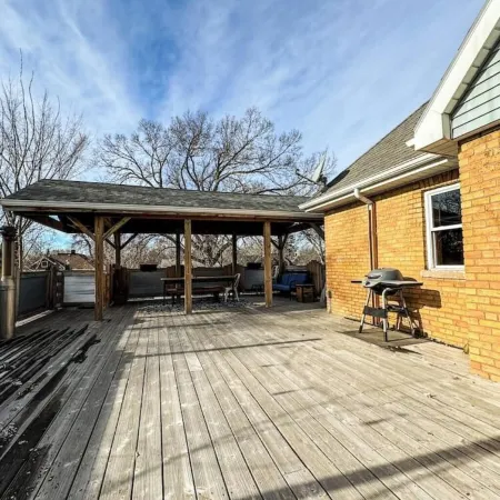 THE LOFT 3 level urban cabin with a HUGE patio! Отели в г. Уилмар