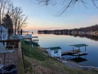 Port bay getaway! Spacious waterfront 4-bedroom house in welcoming Port Bay, NY Hotel di Wolcott