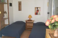 Mini Villa with large courtyard, direct sea access 150 m, closed garage, parking, WIFI Hotels in Linguizzetta