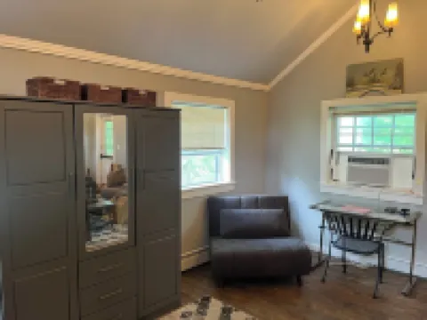 Charming 1-bedroom cottage with WiFi, AC in enchanting Kenoza Lake area.