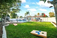 Sunny-Haven 3 Bedroom PoolVilla With GameRoom near the Beach & Shopping Centers