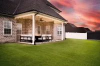 NEW! Home Theater - Game Room - 5BR 3.5 Bath near multiple attractions!