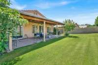 CASA AZUL 3-bedroom house in delightful Indio with WiFi, hot tub, golf course