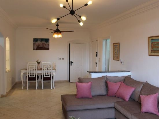 View  Great pyramids & Egyptian Museum; a 10 min walk & 1.7 km 2 Great Pyramids.