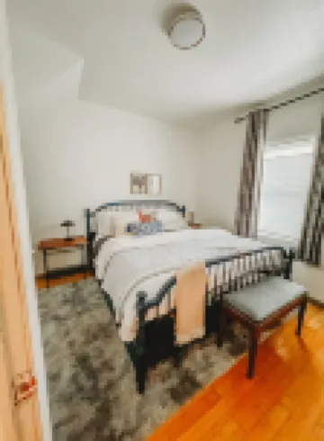 Boho 3-bedroom apt with fully supplied kitchen, WiFi, AC - Oldest Home in Oswego