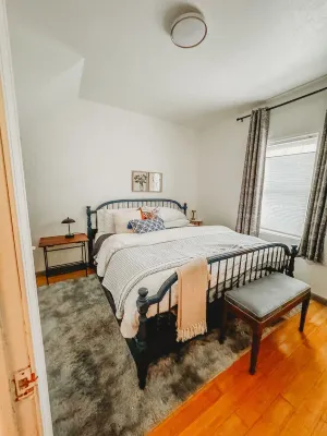 Boho 3-bedroom apt with fully supplied kitchen, WiFi, AC - Oldest Home in Oswego