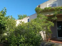 Very comfortable house close to the historic center of Avignon and Villeneuve! Hotels in Les Angles