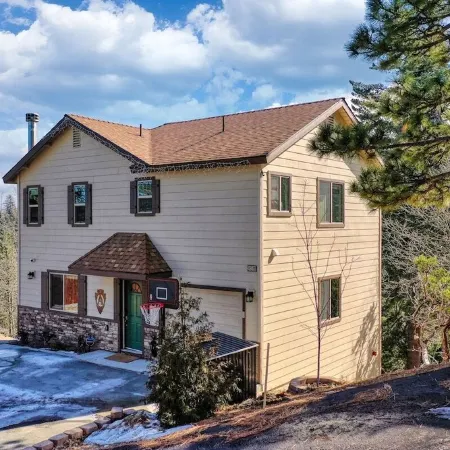 Sky Ridge Cabin  · Culdesac w/ Level Entry Access & Entertainment
