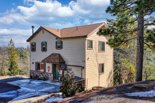 Sky Ridge Cabin  · Culdesac w/ Level Entry Access & Entertainment