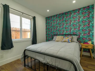 King size bed close to Dineyland! Hotels near York Field