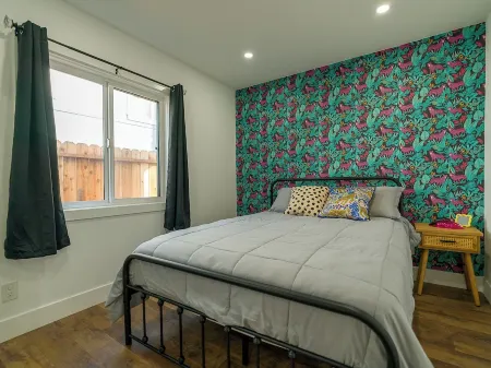 King size bed close to Dineyland! Отели в г. Уиттьер