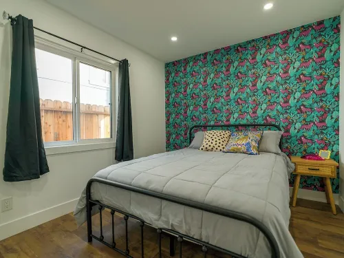 King size bed close to Dineyland!