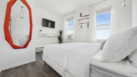 NY Prime Luxury Escape with KING Bed and Easy Parking!