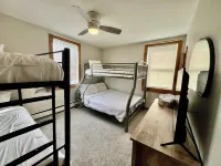 Cozy Coastal Cove. 2-bedroom apartment with WiFi, AC in peaceful Salisbury