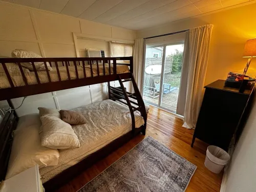 Charming Waterfront 2-bedroom cottage with AC, WiFi and boat parking فنادق في Gloucester County