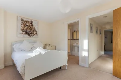 Spacious 4Bed House Redhill Train Station Hotels near Redhill