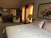 4 Season/4 bedroom  Log Home in Southampton. Walking distance to downtown/beach