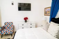 This space is centrally located 5 mins from the beach