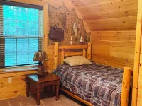Rustic Log Home, 2 Bedroom with loft, Quiet and Secluded.