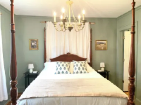 Cozy Cottage on Main. Halfway between the Ark and Creation Museum! Hotels in Walton