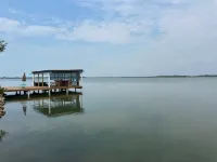 Modern 3-bedroom waterfront lagoon house with Wi-Fi, AC in beautiful Maya Beach. Hôtels à : Maya Beach