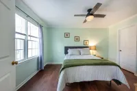 Pet-friendly, freshly renovated, 2 bd/2.5 bath townhome in Decatur! - 4-Star