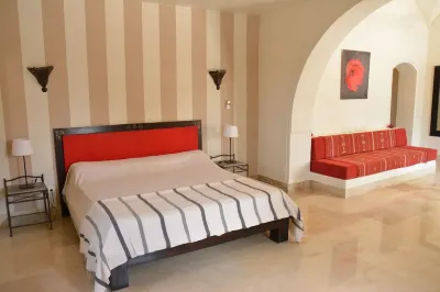 Dar Almassa is a Riad Paradisiac with its swimming pool and 60m² suites. Отели рядом с достопримечательностью «Haunted house Djerba»