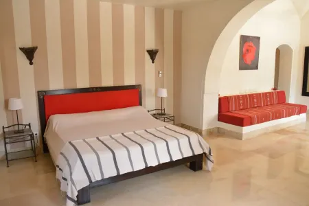 Dar Almassa is a Riad Paradisiac with its swimming pool and 60m² suites. Отели в г. Джерба