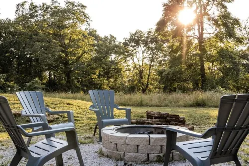 Arkansas A-Frame creates cozy, comfortable memories for years to come. 콤튼 호텔