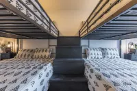 Rooftop deck with AMAZING Views, Fire table, Bar, Hot tub and Pet Friendly!