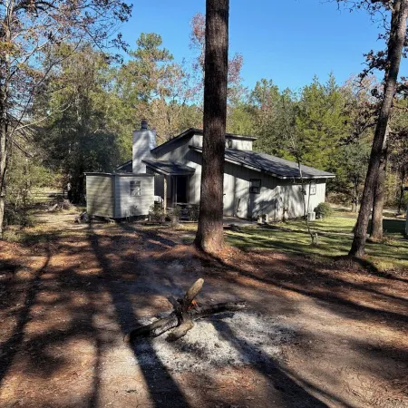 Fishing Camp 1-bedroom/Loft cabin in delightful Brookeland with AC, WiFi