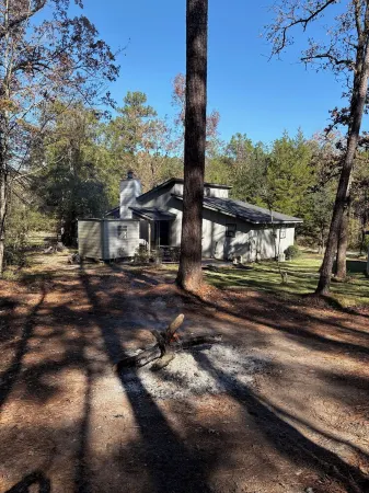 Fishing Camp 1-bedroom/Loft cabin in delightful Brookeland with AC, WiFi