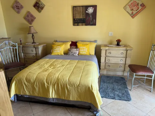 Charming 1-bedroom apartment with AC, WiFi in lovely Lehigh Acres 리하이에이크 호텔