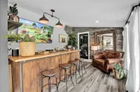 Farmhaus Oasis Family home perfect resort style rental with pool and large lot