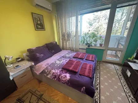 Sleep and fly. Small apartment near the airport. Air conditioning and  WiFi