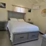 Charming 1-bedroom house with WiFi, AC in nice Old Harbour Hotels in Old Harbour