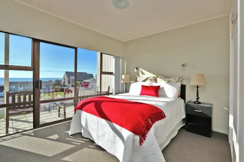 Cape View Villa: Well-appointed house with stunning sea views! Family-friendly. Hotels in Haumoana