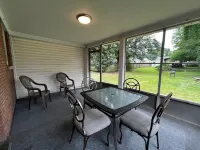 The Shaded Retreat Hotels in Shively