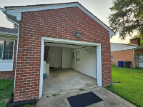 Gorgeous model single family home, fully renovated and ready for you.