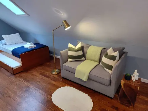 FREE BEACH PASS! NEAR CRAIGVILLE BEACH! 4 bedroom in charming Barnstable w/ AC.