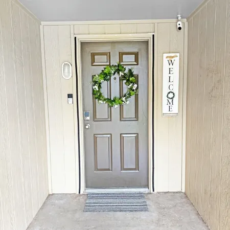 3-bdr house in beautiful Mustang with HighSpeed WiFi,   New furniture throughout